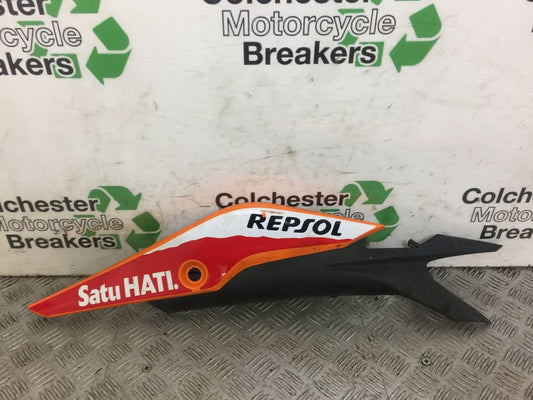 HONDA CBR125 CBR 125 LEFT SEAT PANEL YEAR 2011-2017 (STOCK 466)