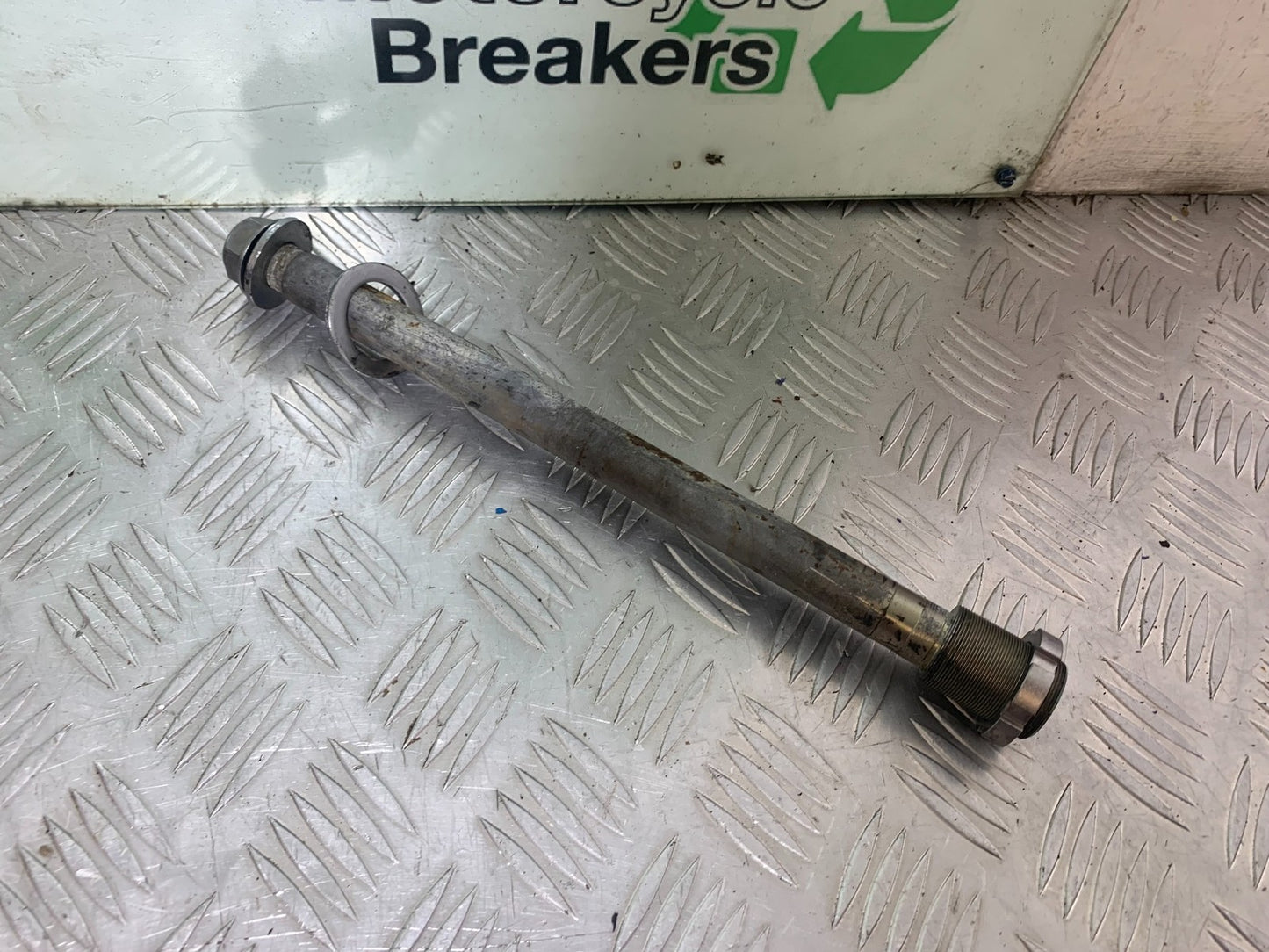 YAMAHA YZF R1 14 B BIG BANG SWINGARM SPINDLE    2009-14 (CMB1175)