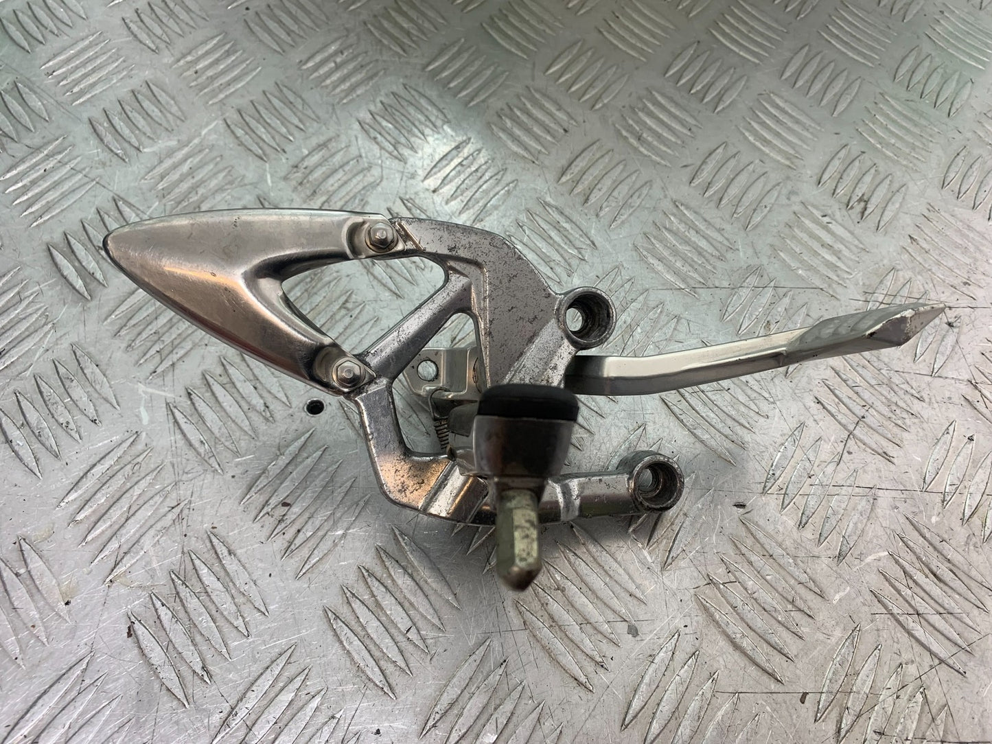 TRIUMPH 1050 SPRINT ST FRONT RIGHT HANGER & BRAKE PEDAL  2004-2007 (CMB1197)