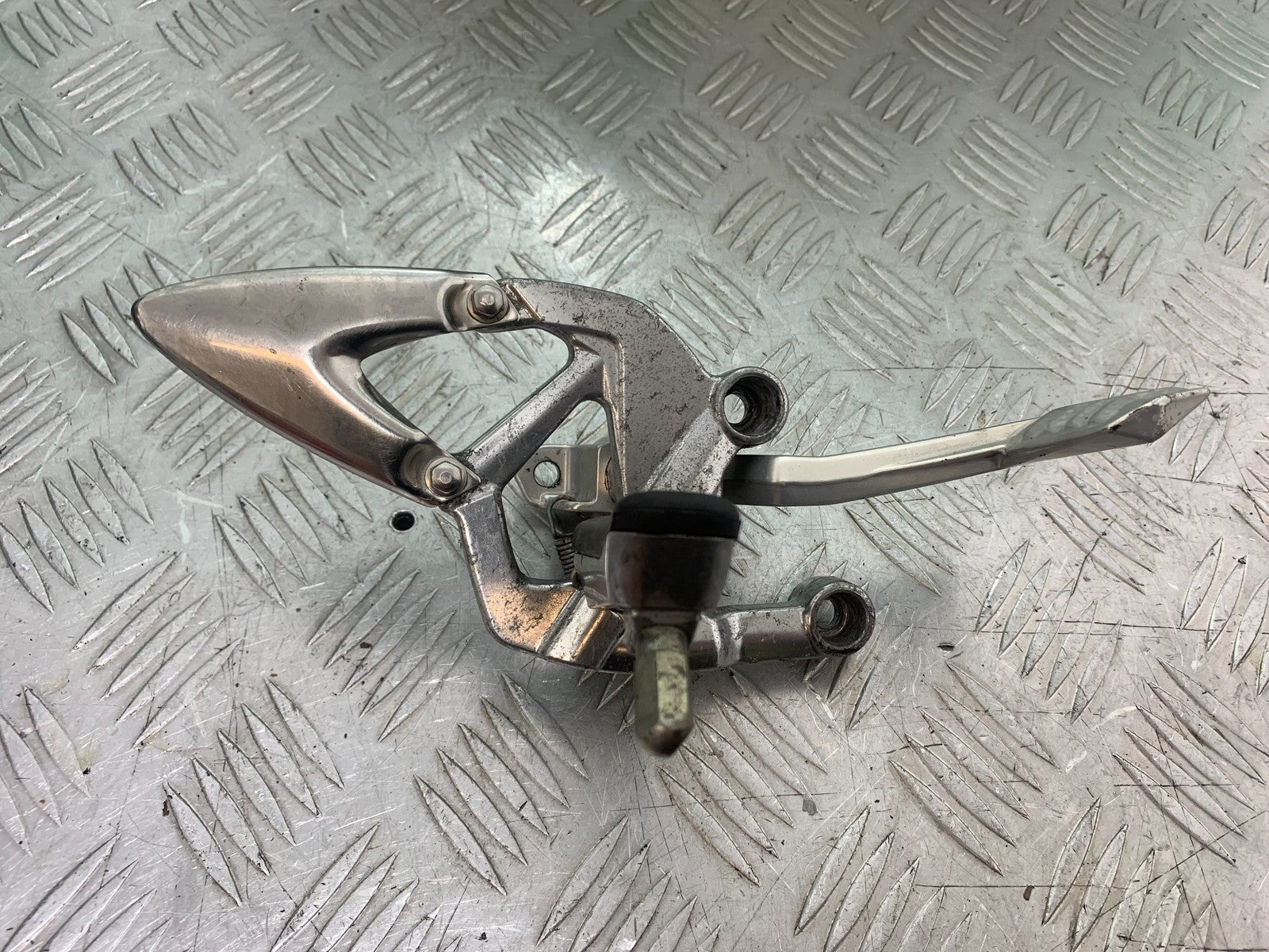 TRIUMPH 1050 SPRINT ST FRONT RIGHT HANGER & BRAKE PEDAL  2004-2007 (CMB1197)