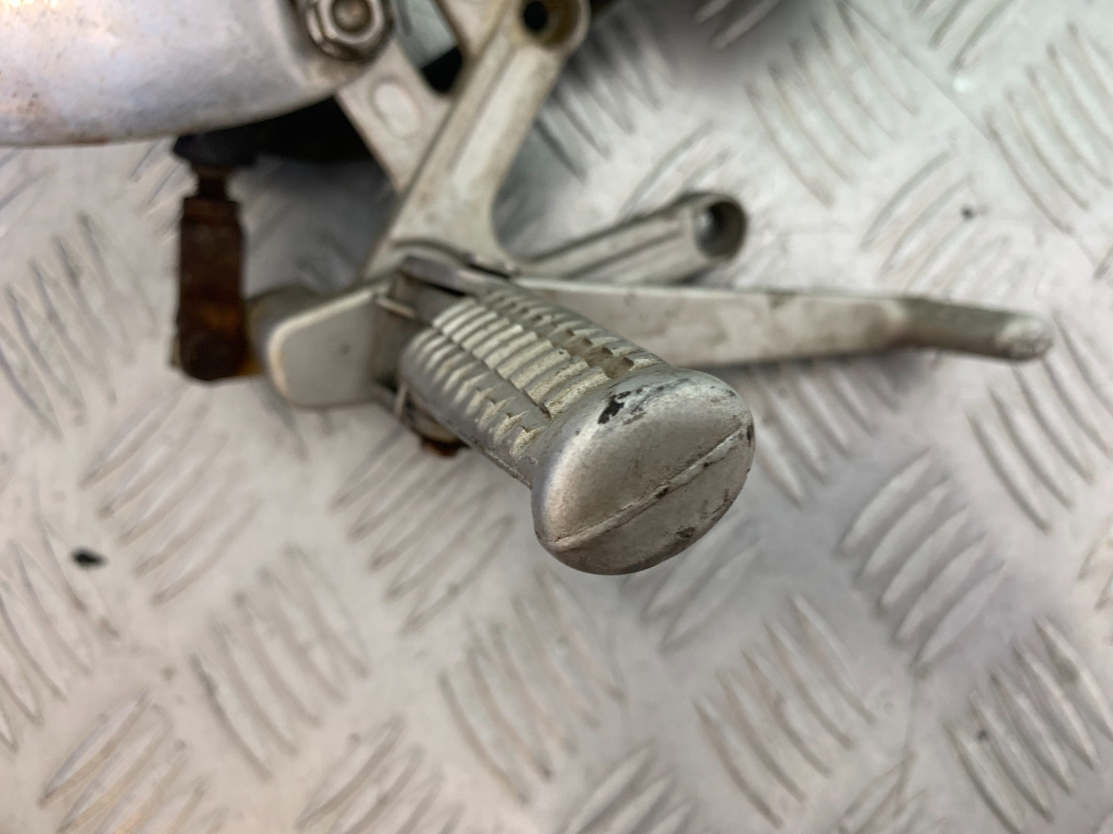 TRIUMPH T509 SPEED TRIPLE FRONT RIGHT HANGER  YEAR 1997-1998 (CMB1144)