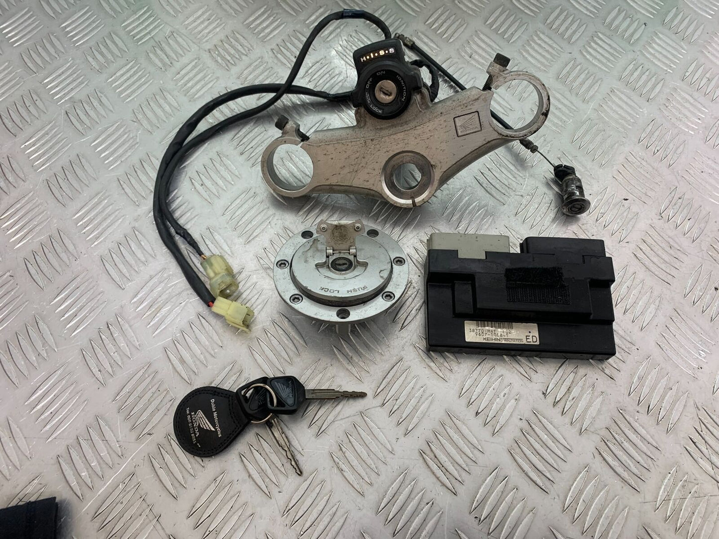 HONDA CBR1100 BLACKBIRD ECU LOCKS KEYS  YEAR 2000 (CMB1103)