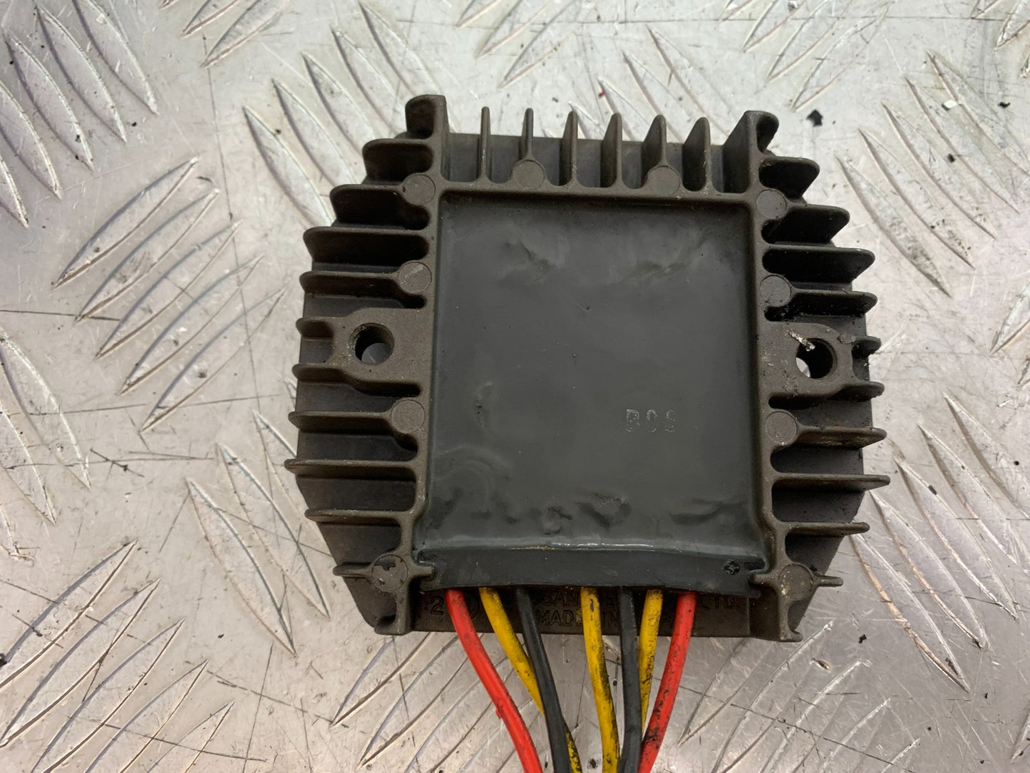 TRIUMPH 955i SPRINT ST REGULATOR  YEAR 1999-04 (CMB1230)