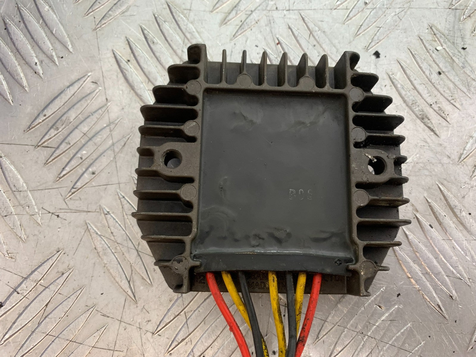 TRIUMPH 955i SPRINT ST REGULATOR  YEAR 1999-04 (CMB1230)