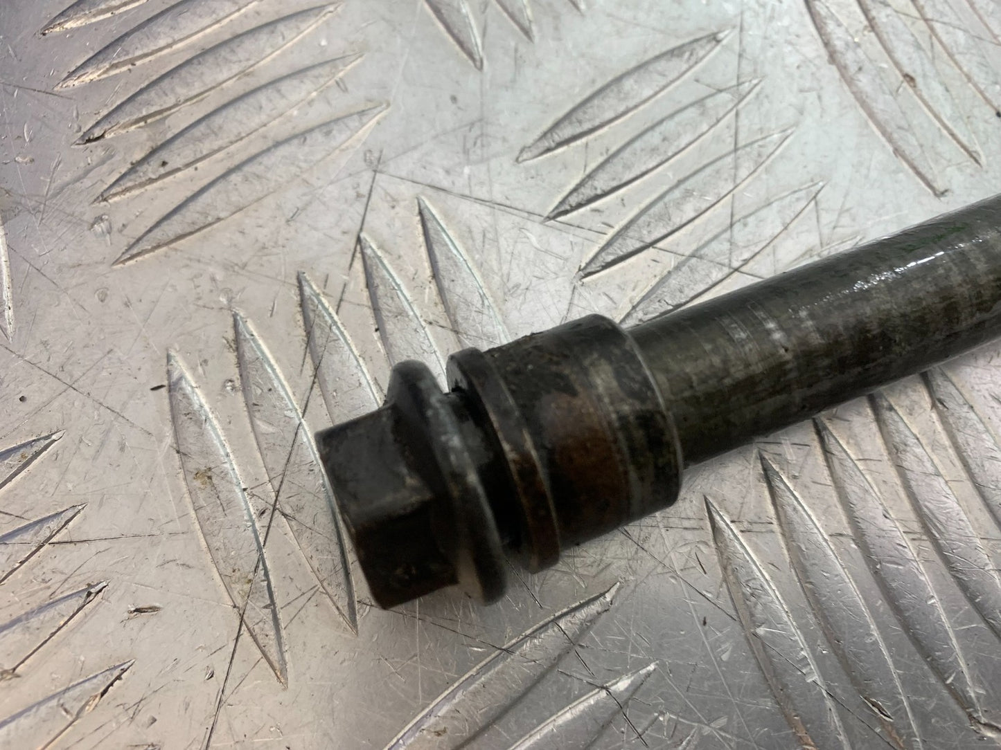 YAMAHA FZS600 FAZER 600 FRONT WHEEL SPINDLE YEAR 1998-2001 (CMB1267)