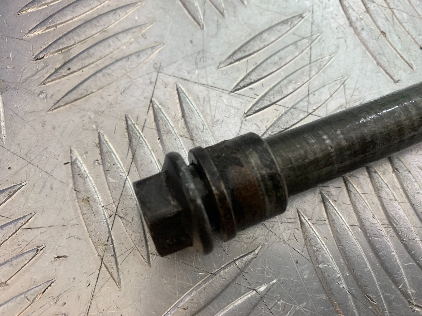 YAMAHA FZS600 FAZER 600 FRONT WHEEL SPINDLE YEAR 1998-2001 (CMB1267)