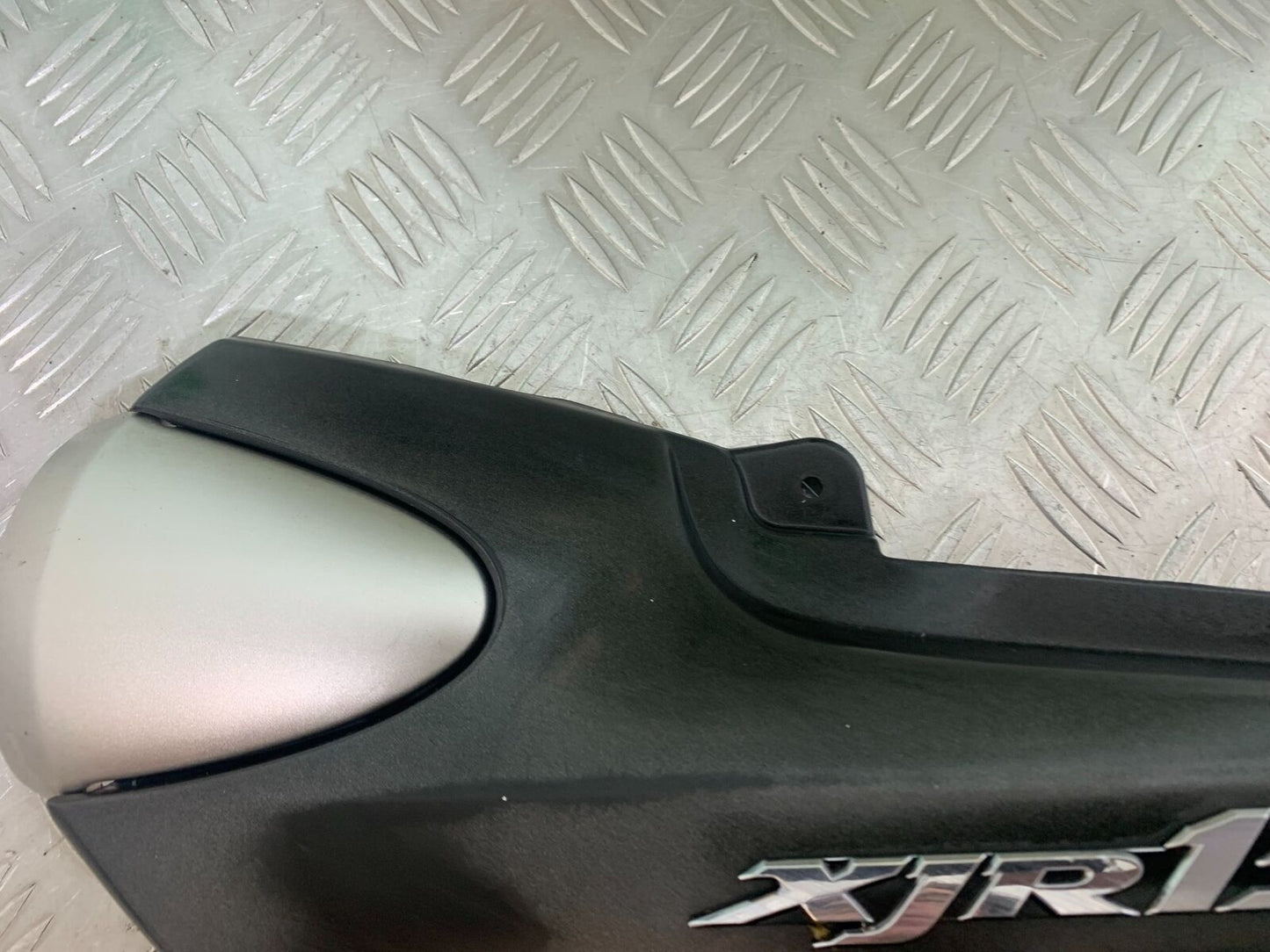 YAMAHA XJR1300 XJR 1300 LEFT SEAT PANEL  YEAR 1999-2003 (CMB1055)