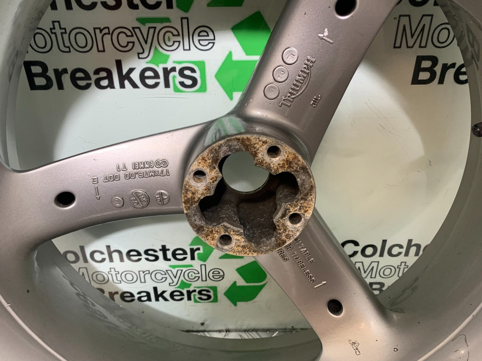 TRIUMPH 955i SPRINT ST REAR WHEEL  YEAR 1999-04 (CMB1230)