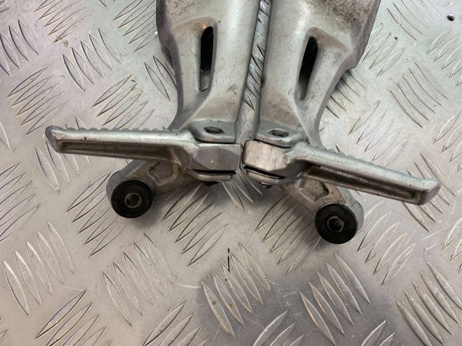 HONDA CBR1100 BLACKBIRD REAR HANGERS AND PEGS YEAR 1996-1998 (CMB1017)