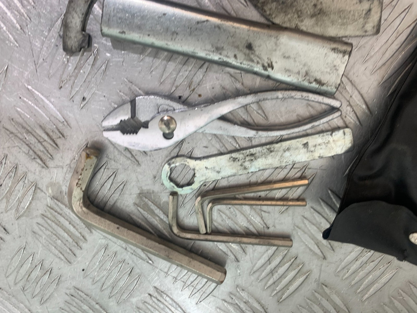 TRIUMPH 955i SPRINT ST TOOL KIT  1999-2004 (CMB1176)