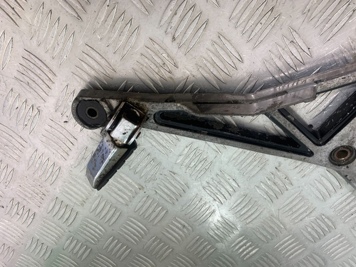 YAMAHA FJ1100 FJ 1100 LEFT HANGER   YEAR 1984-1985 (CMB1101)