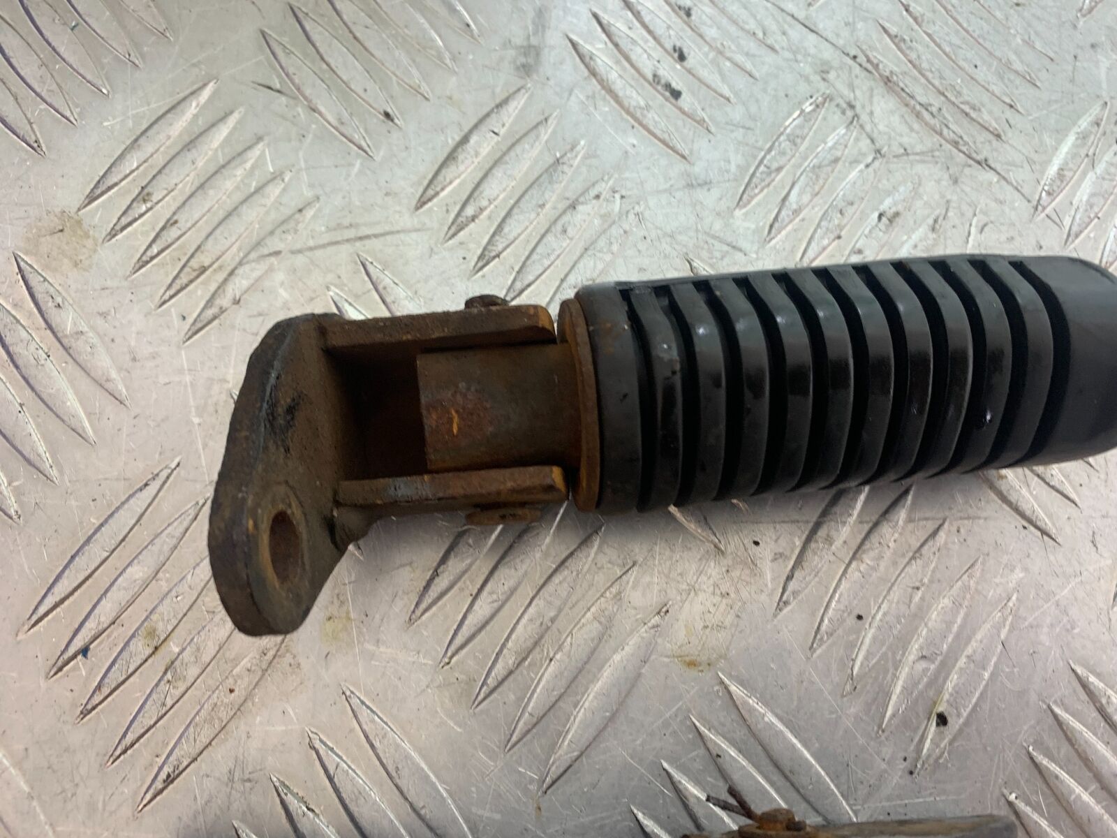 HONDA CX500 CX 500 1 X FRONT AND REAR FOOTPEGS YEAR 1980 (CMB1131)