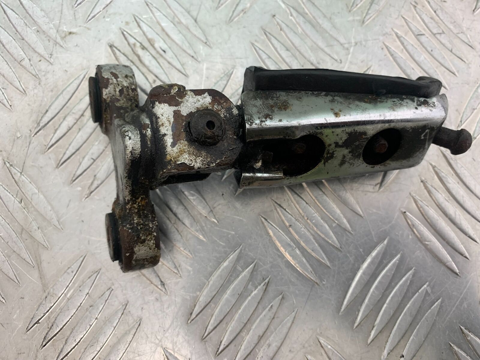 YAMAHA FJ1100 FJ 1100 FRONT RIGHT FOOTPEG   YEAR 1984-1985 (CMB1101)