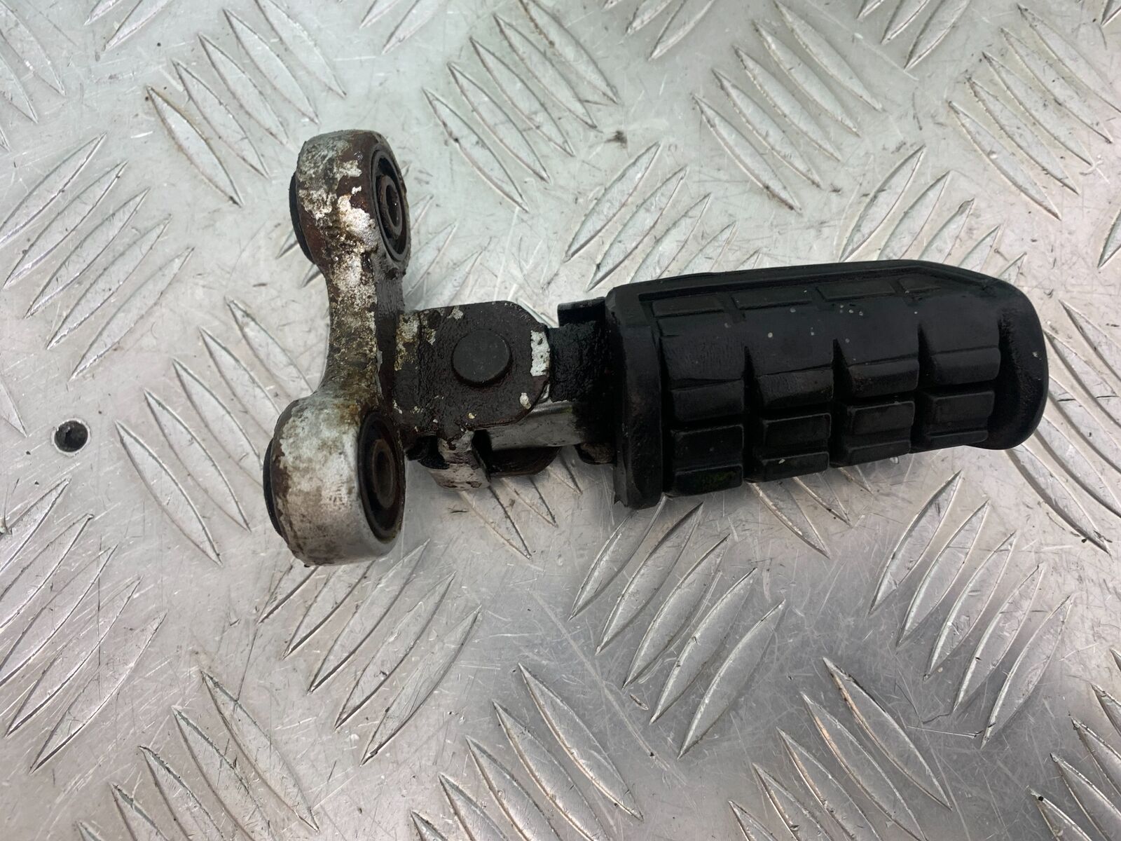 YAMAHA FJ1100 FJ 1100 FRONT RIGHT FOOTPEG   YEAR 1984-1985 (CMB1101)