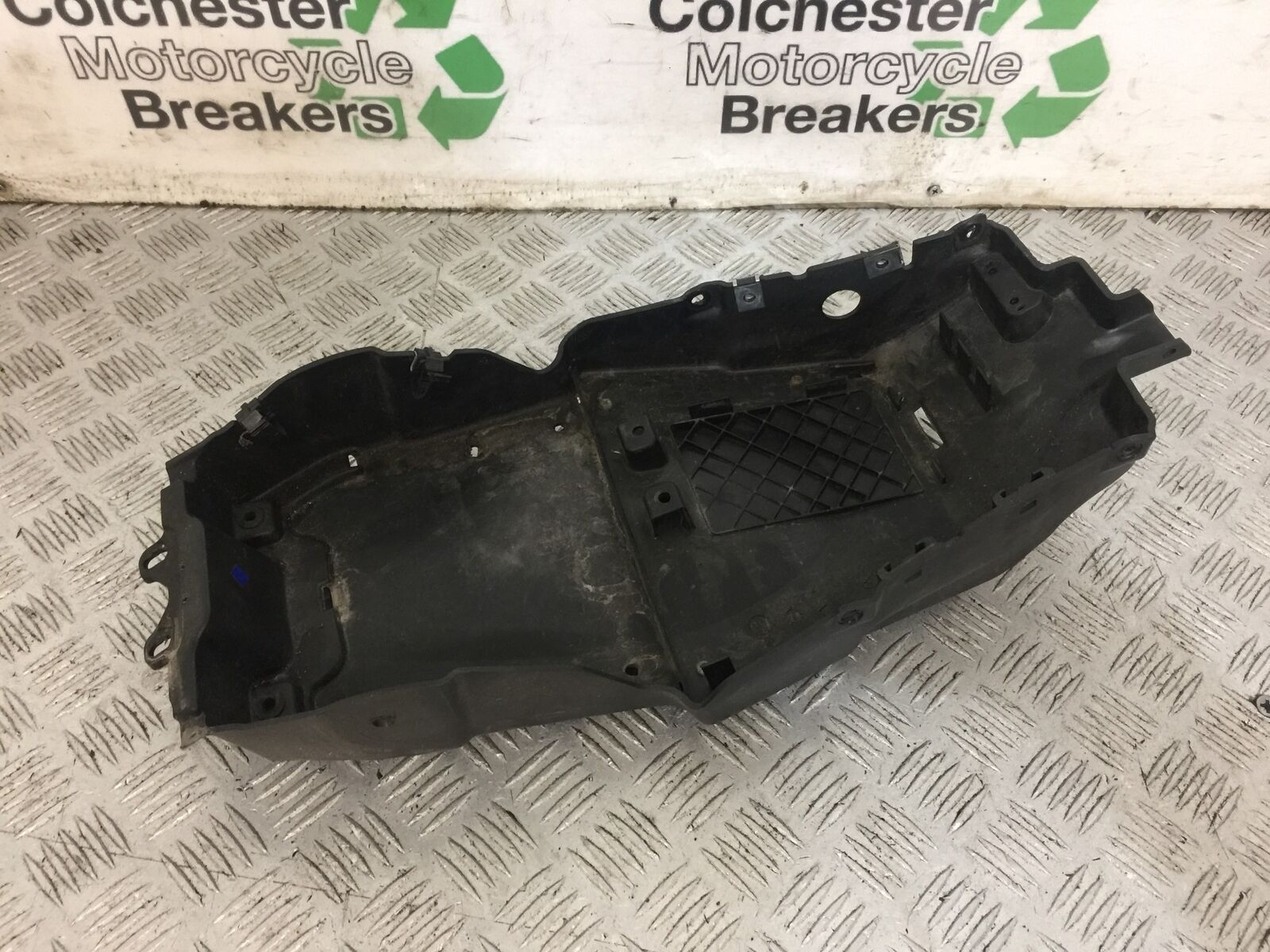 TRIUMPH 1050 SPEED TRIPLE UNDERTRAY YEAR 2012-2015 (STOCK 752)