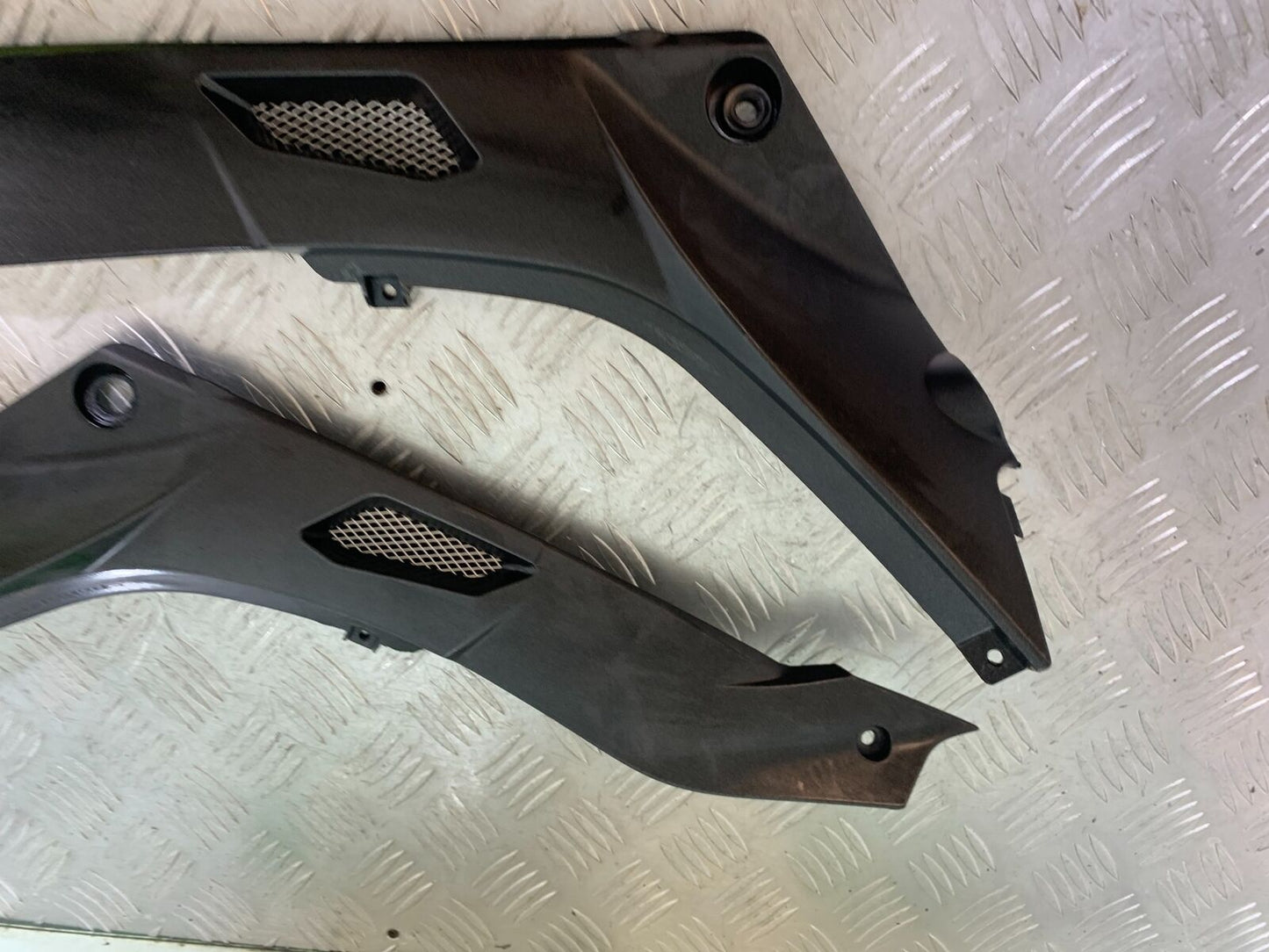 BENELLI BN125 BN 125 LEFT AND RIGHT SIDE INFILLS   YEAR 2018-2021 (CMB1080)