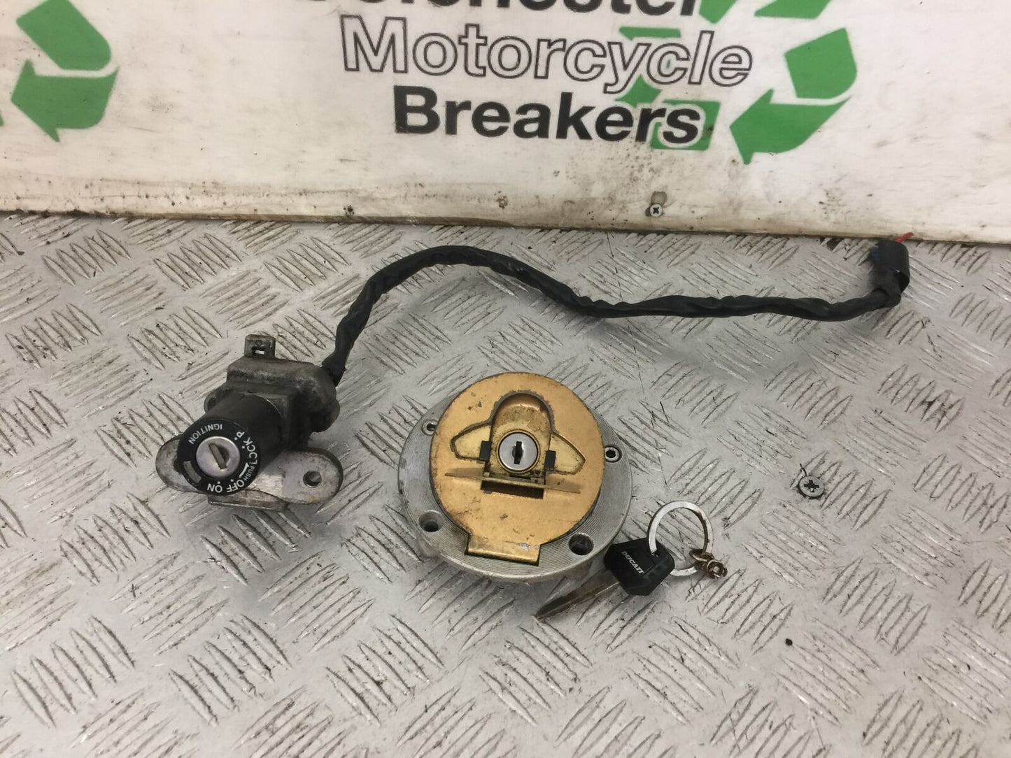 DUCATI MONSTER 600 LOCKS AND KEY   YEAR 1994-2001 (STOCK 850)