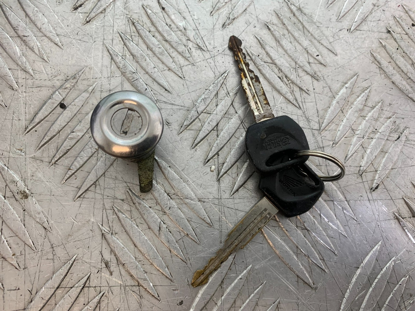 HONDA CBF500 CBF 500 SEAT LOCK AND KEYS   YEAR 2004-2008  (CMB1294)