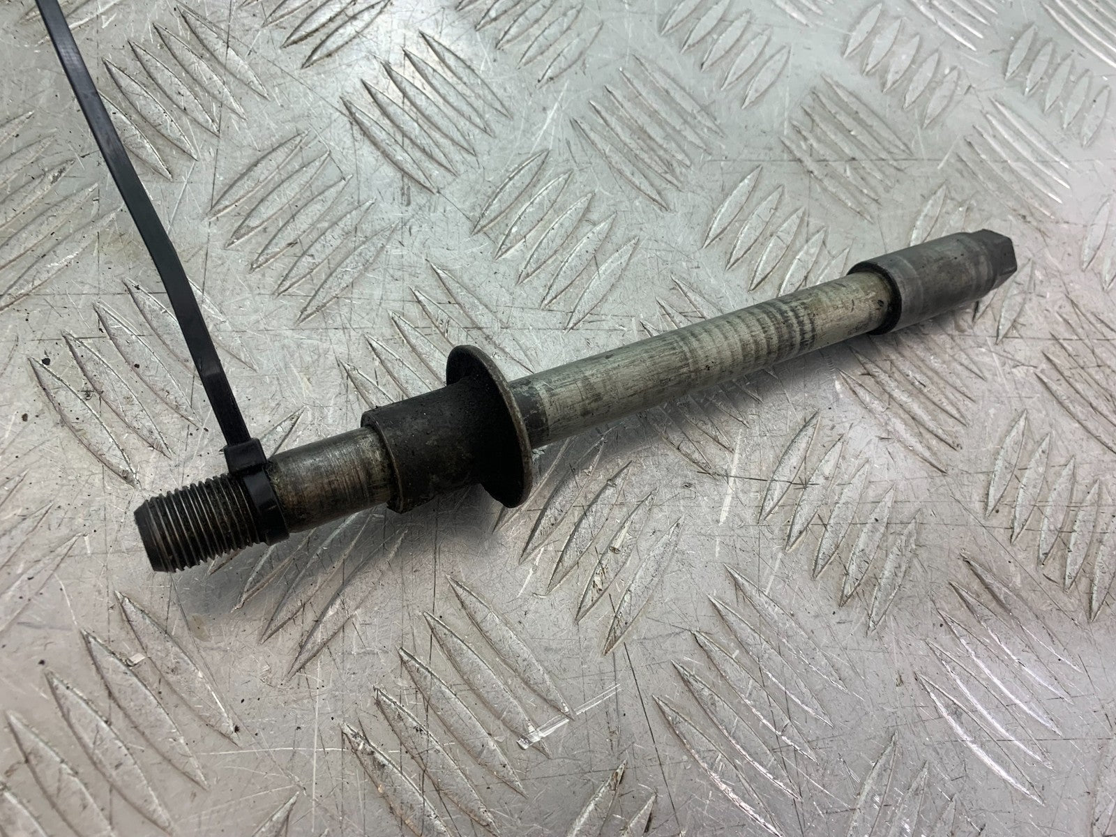 SUZUKI GSX1100 G GSX 1100 G FRONT WHEEL SPINDLE 1991-1996 (CMB1283)