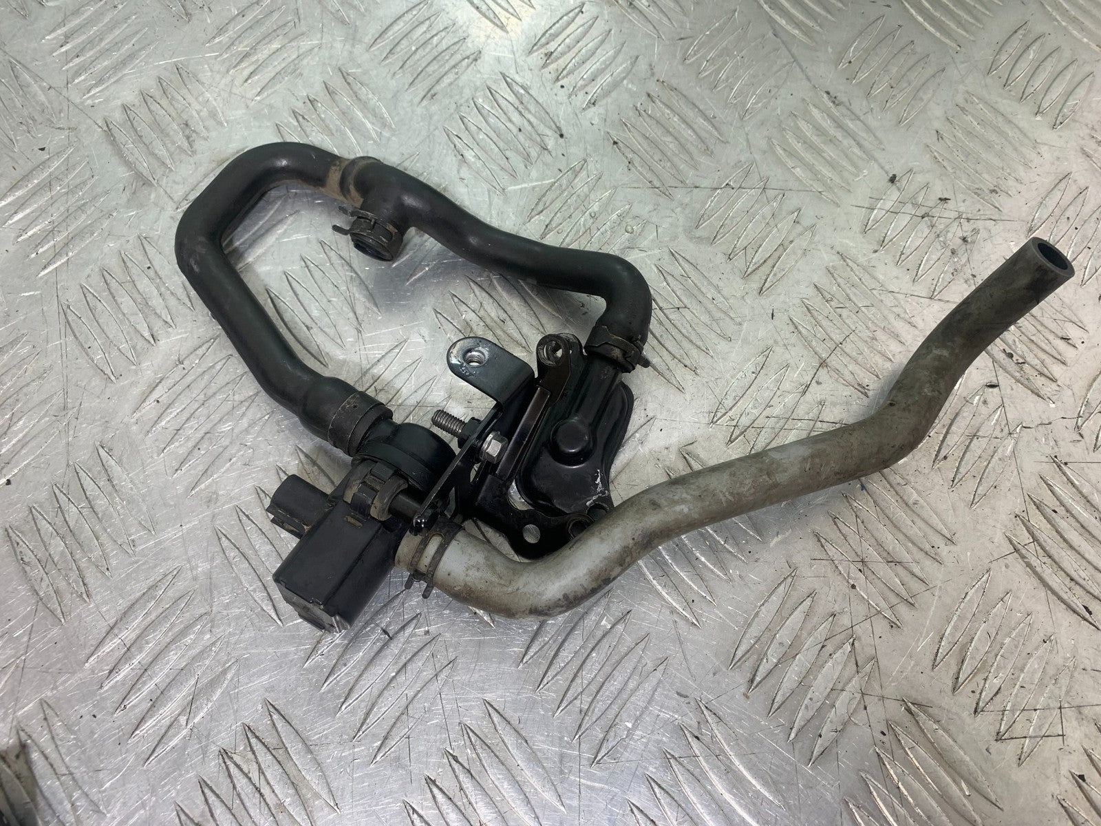TRIUMPH 675 STREET TRIPLE AIR VALVE   2013-2016 (CMB1186)