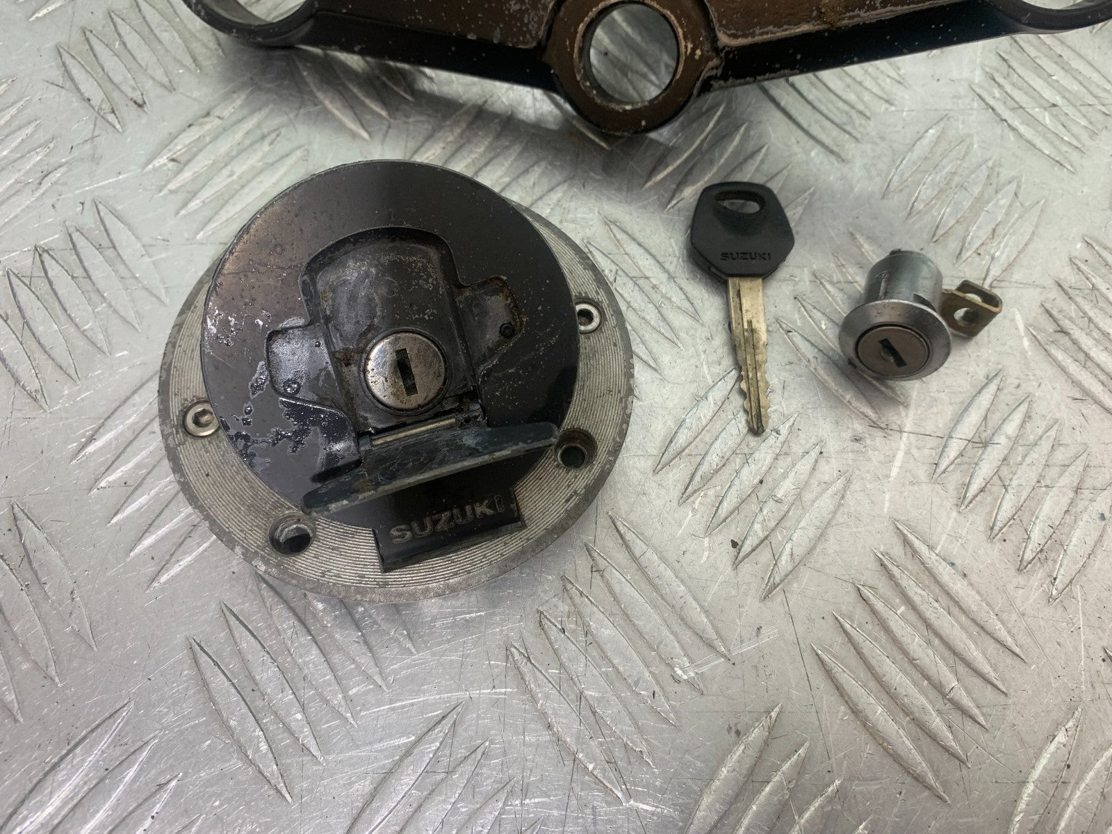 SUZUKI GSXR600 GSXR 600 K1 K2 K3 LOCKS AND KEY  1999-03 (CMB1284)