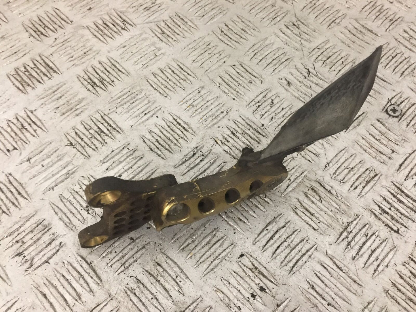 KAWASAKI ZX9R ZX9 E1 FRONT LEFT HANGER  YEAR 2000 (STOCK 795)