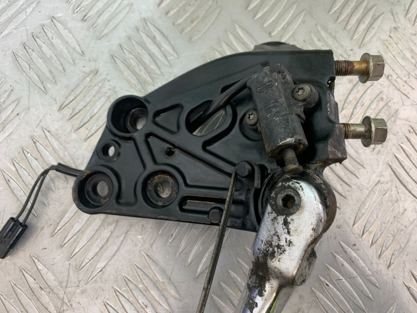TRIUMPH THUNDERBIRD 1600 SIDE STAND AND BRACKET YEAR 2011 (CMB1107)
