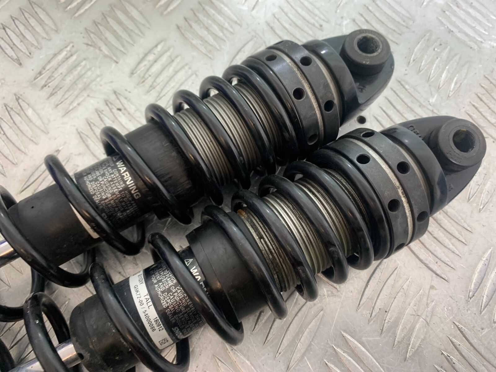 HARLEY DAVIDSON XL883 N IROD REAR SHOCKS YEAR 2020  (CMB1116)