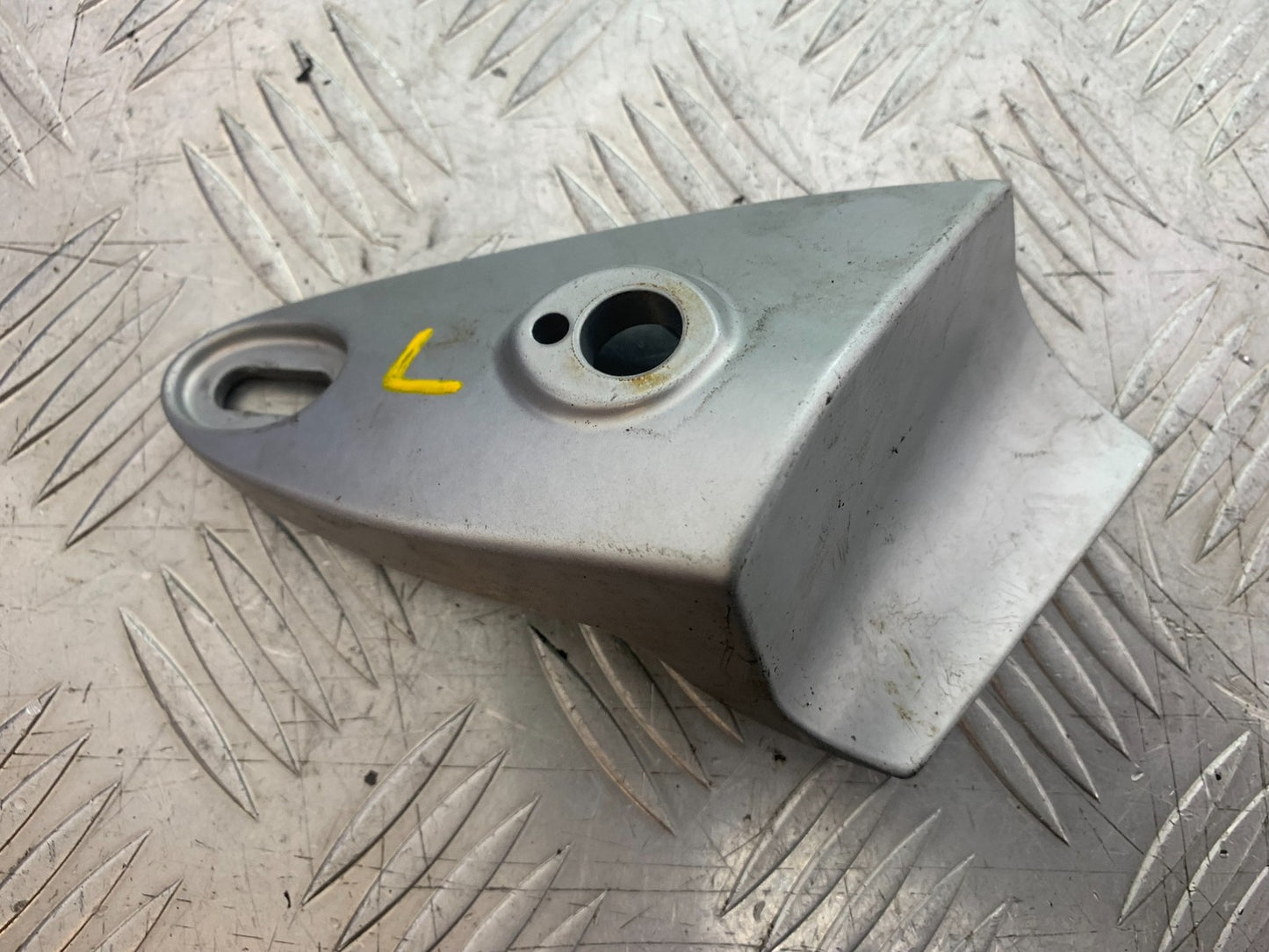 BMW R850 R R850R LEFT INDICATOR BRACKET  YEAR 1994-2002 (CMB1170)