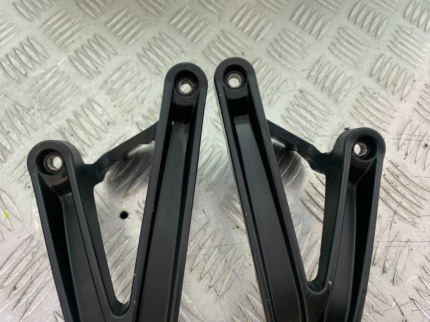 KTM RC125 RC 125 REAR HANGERS AND PEGS  2014 2017 (CMB1199)
