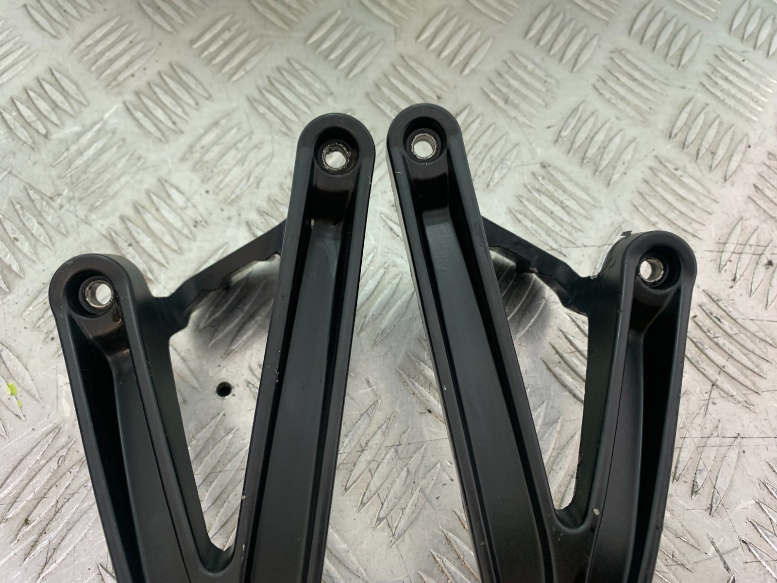 KTM RC125 RC 125 REAR HANGERS AND PEGS  2014 2017 (CMB1199)