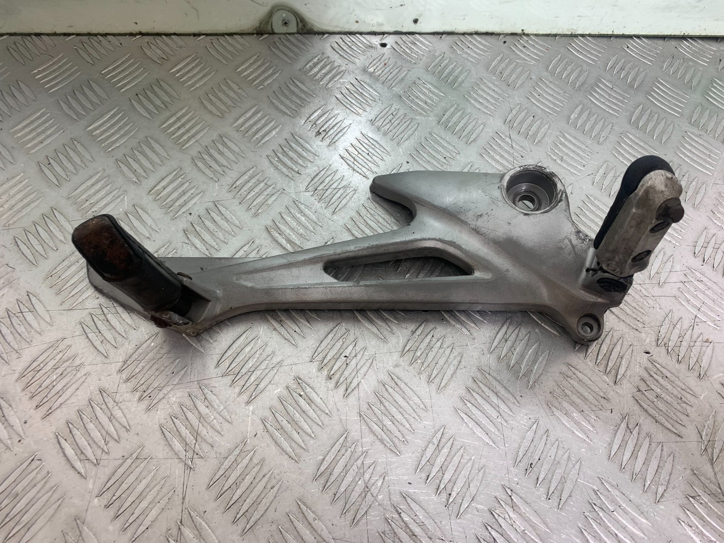 HONDA XL125 VARADERO FRONT RIGHT HANGER   YEAR 2001-2006  (CMB1210)
