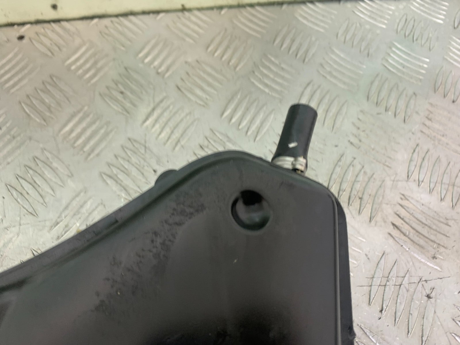 APRILIA RSV1000 R FACTORY MILLE OIL TANK  2004-09 (CMB1203)