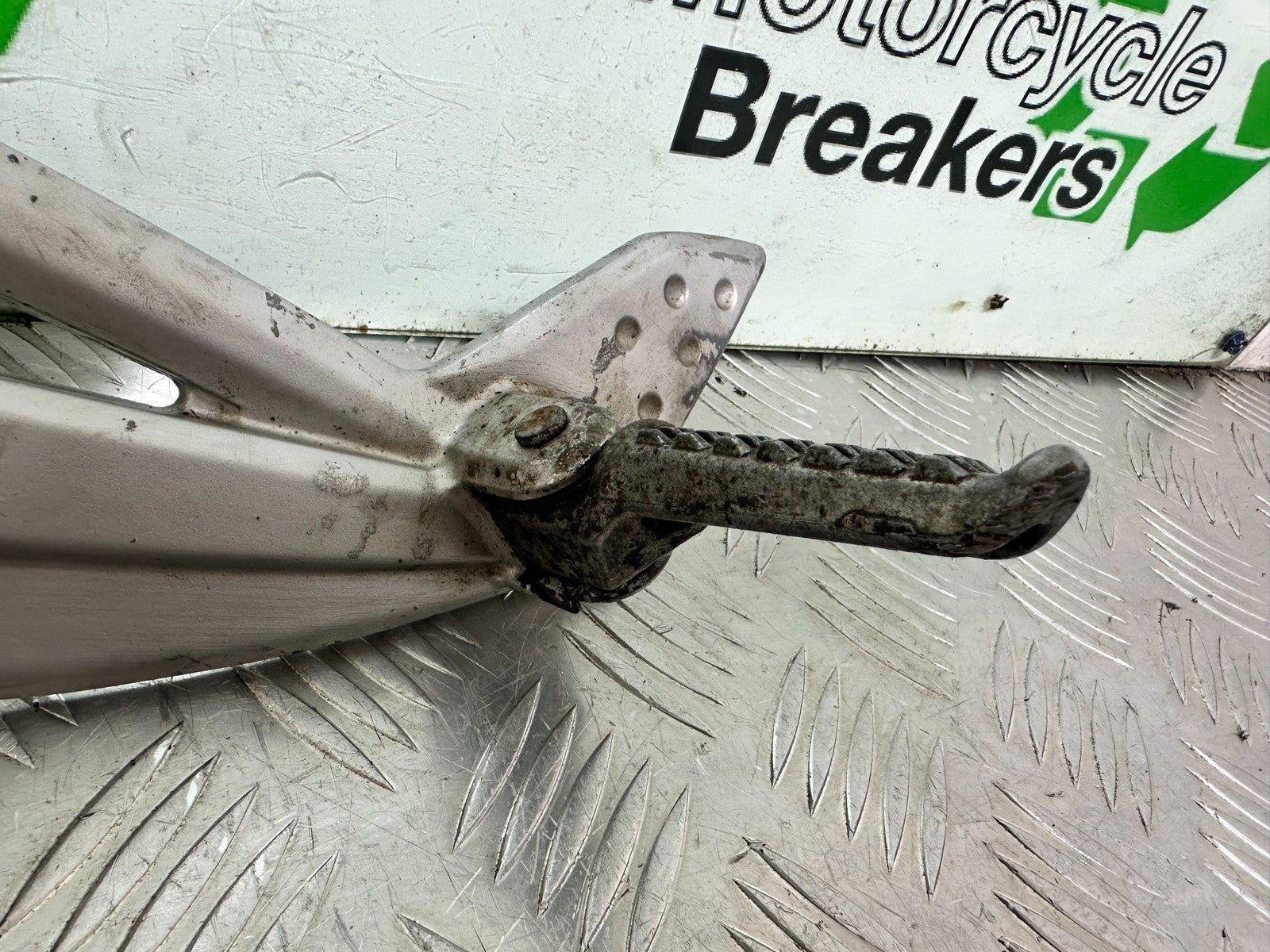 KAWASAKI ER6 F ER6F LEFT HANGER AND PEGS YEAR 2005-2008 (CMB1178)