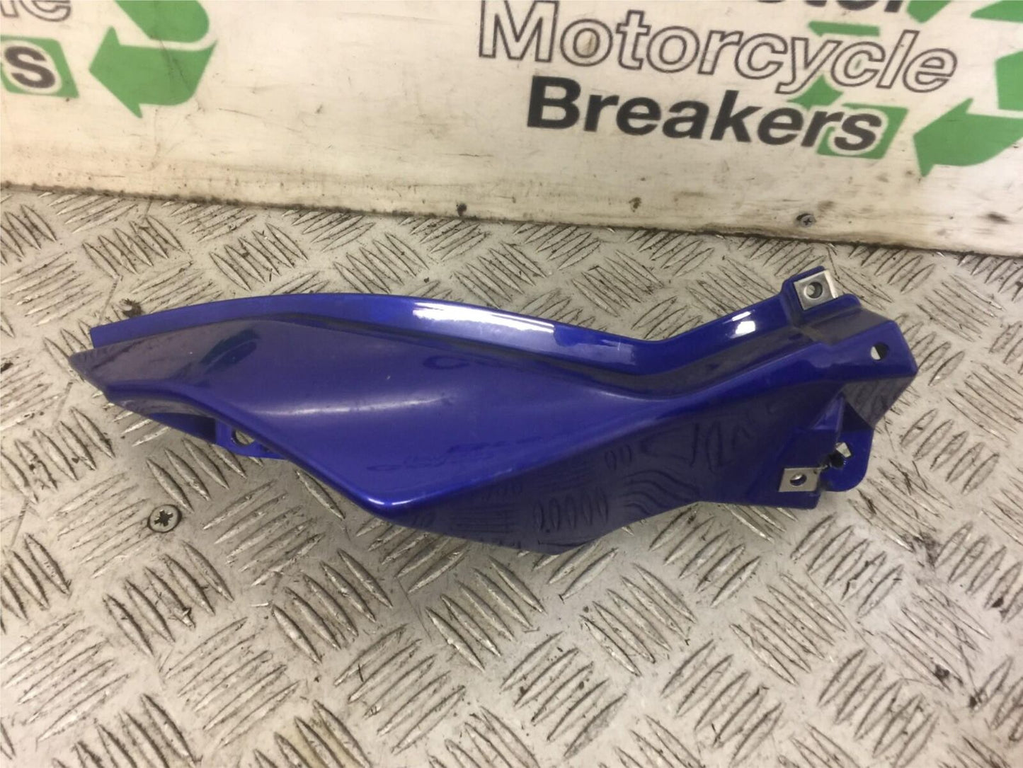YAMAHA MT07 MT-07 TRACER RIGHT SEAT PANEL   YEAR 2016 (STOCK 642)