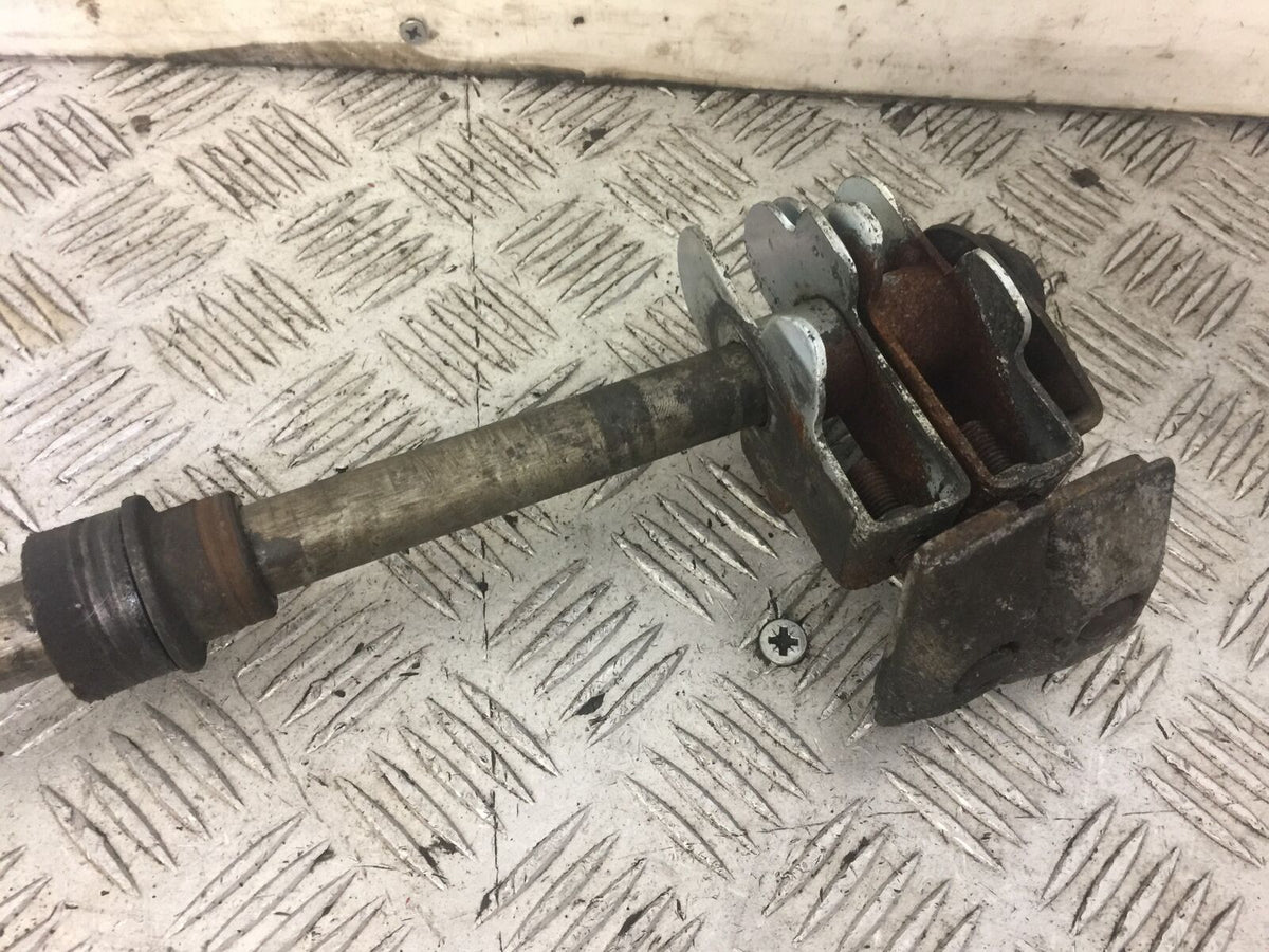 SUZUKI GSF650 GSF 650 BANDIT REAR WHEEL SPINDLE YEAR 2005 (STOCK 651)