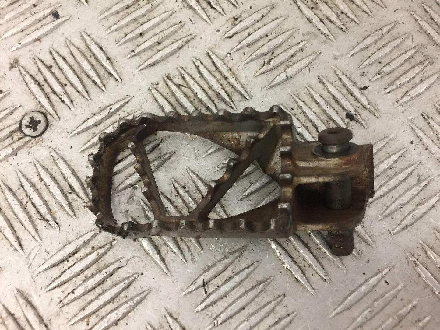 KTM450 KTM 450 EXC LEFT PEG  YEAR 2004 (STOCK 520)