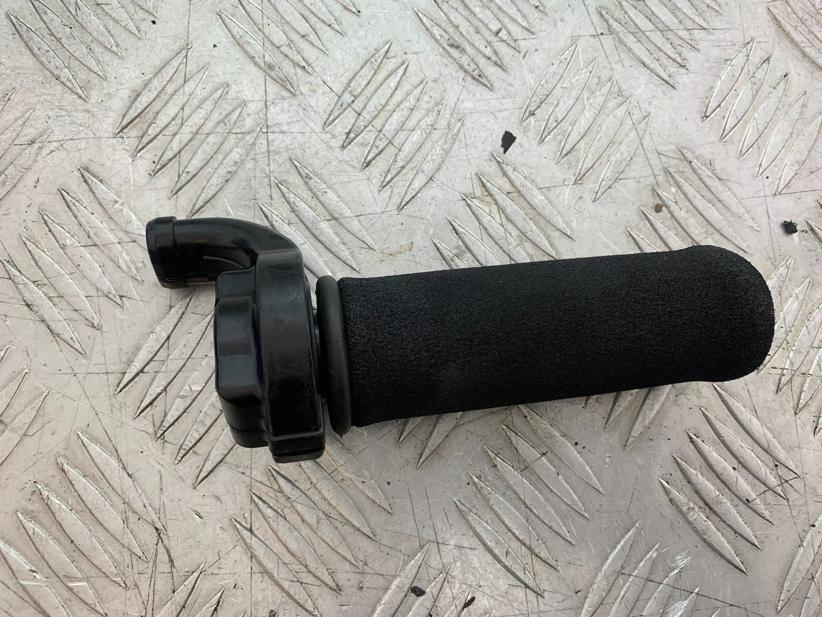 TRIUMPH SPEED TRIPLE R 1050 THROTTLE AND GRIP    2009 (CMB1183)
