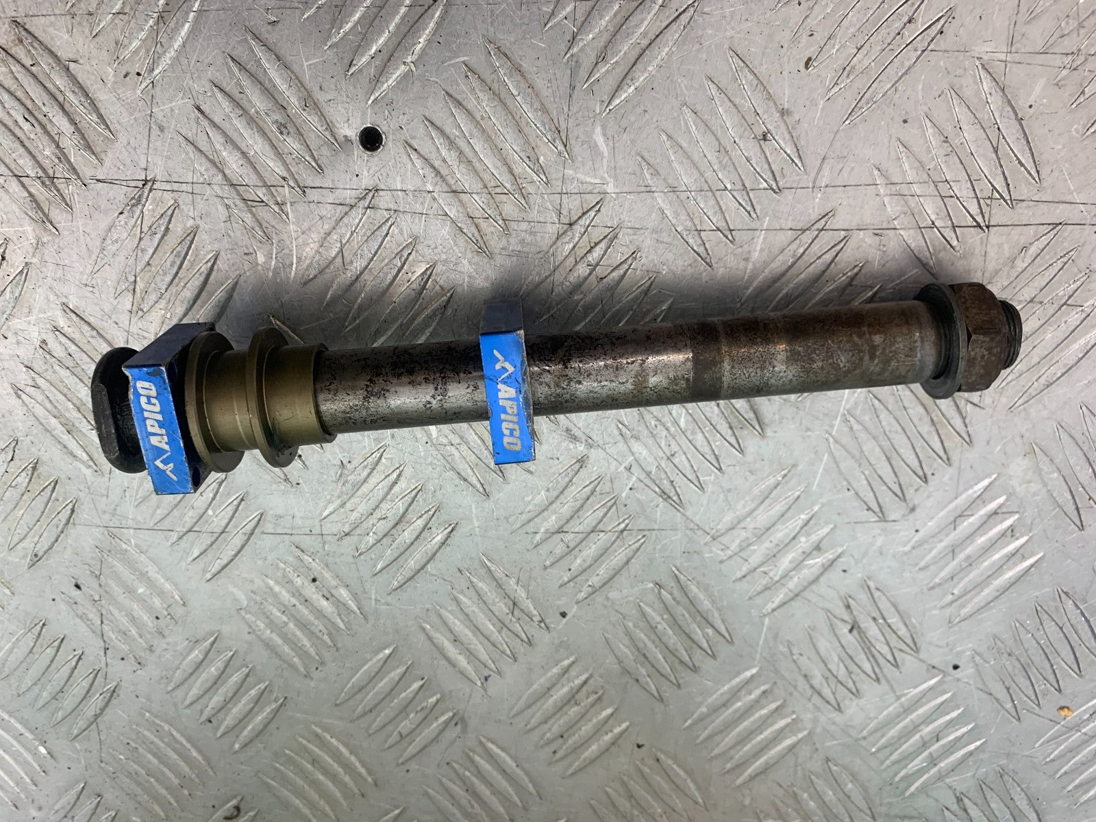 KAWASAKI KXF450 KXF 450 REAR WHEEL SPINDLE YEAR 2013 CMB1217)
