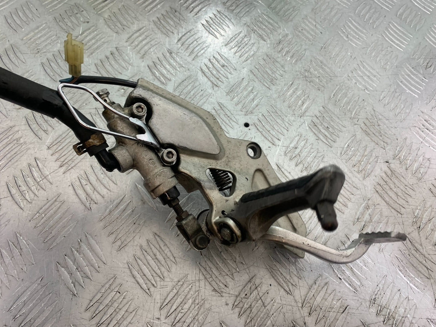 KAWASAKI ZZR1100 D FRONT RIGHT HANGER AND PEG & PEDAL  YEAR 1993-2001 (CMB1289)
