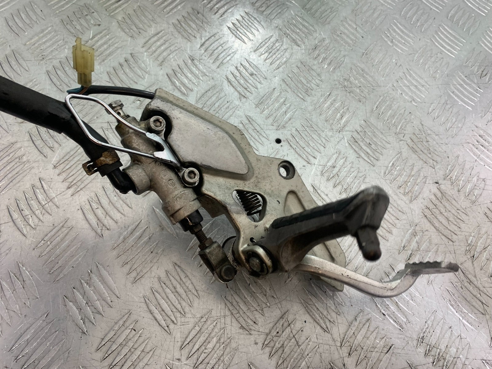KAWASAKI ZZR1100 D FRONT RIGHT HANGER AND PEG & PEDAL  YEAR 1993-2001 (CMB1289)