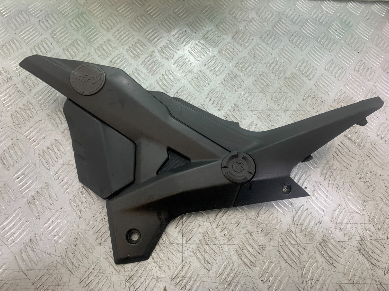 SINNIS TERRAIN 125 LEFT SIDE PANEL  YEAR 2017-2020 (CMB1241)