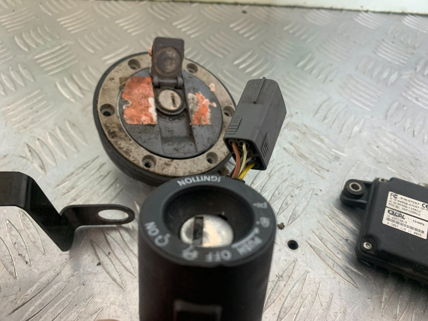 TRIUMPH TIGER 800 ECU LOCKS KEYS (NON ABS)  YEAR 2011-2013  (CMB1113)