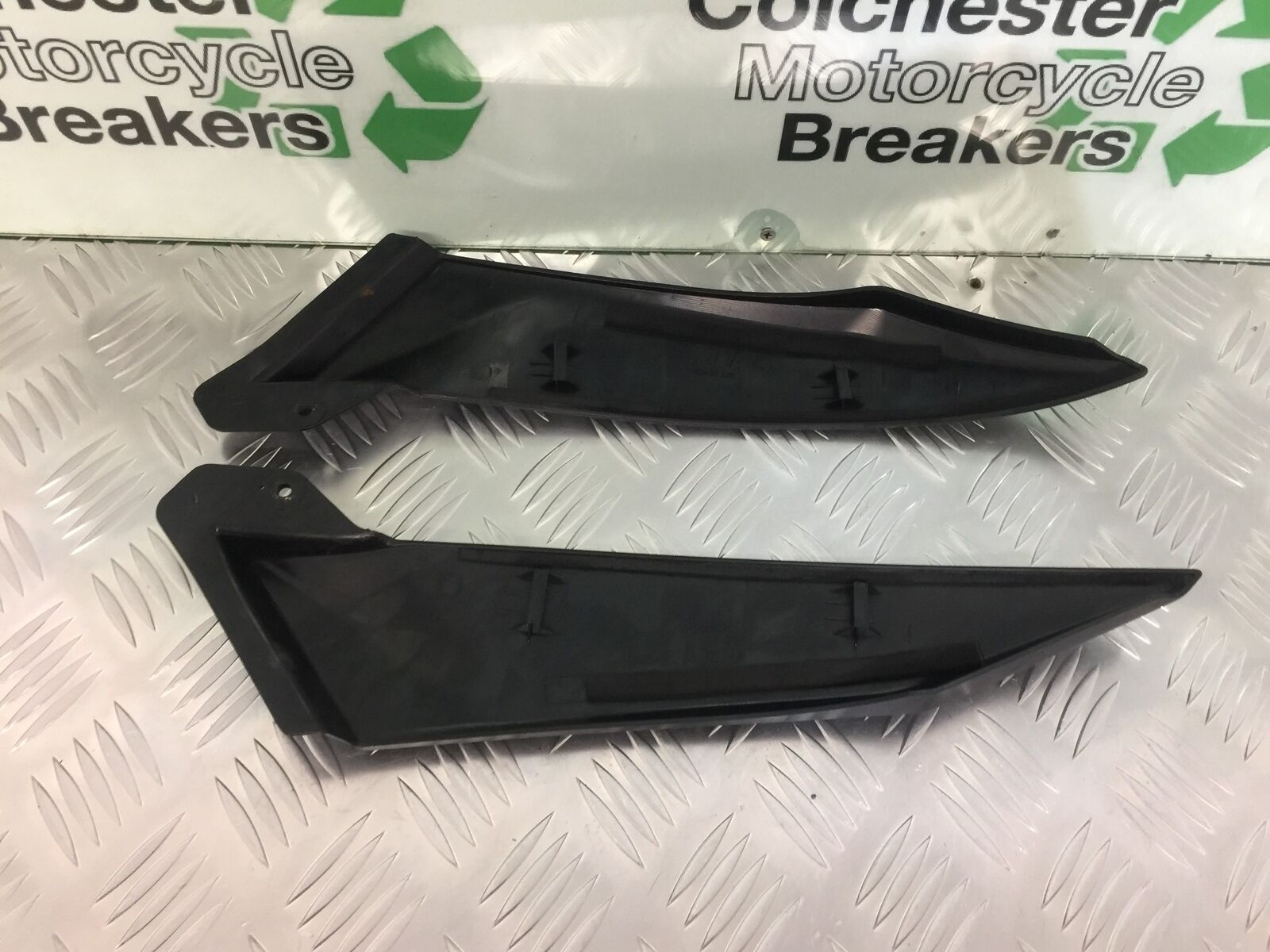 YAMAHA YZF R1 5PW LEFT AND RIGHT TANK INFILL PANELS   YEAR 2002-2003 (STOCK 929)