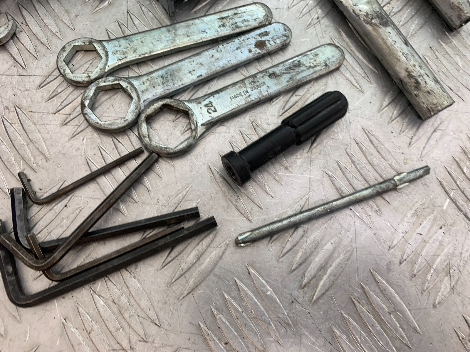 SUZUKI GSF1200 GSF 1200 BANDIT TOOL KIT   YEAR 2001-2004 (CMB1188)