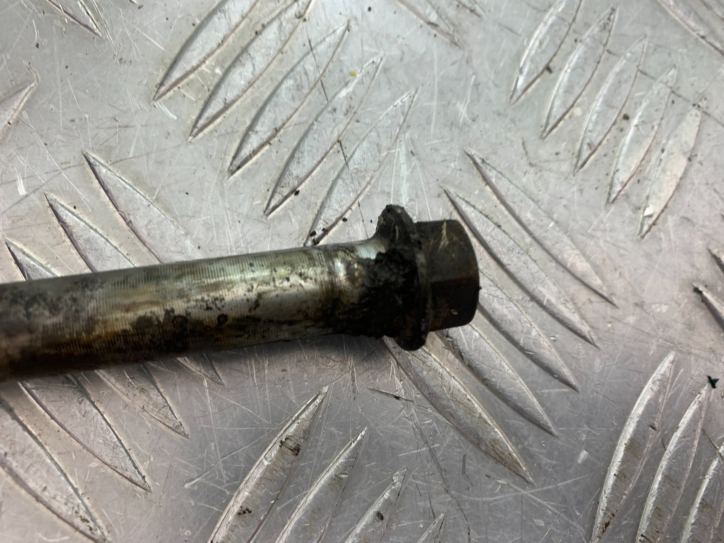 YAMAHA YBR125 CUSTOM SWINGARM SPINDLE YEAR 2008-2016 (CMB1192)