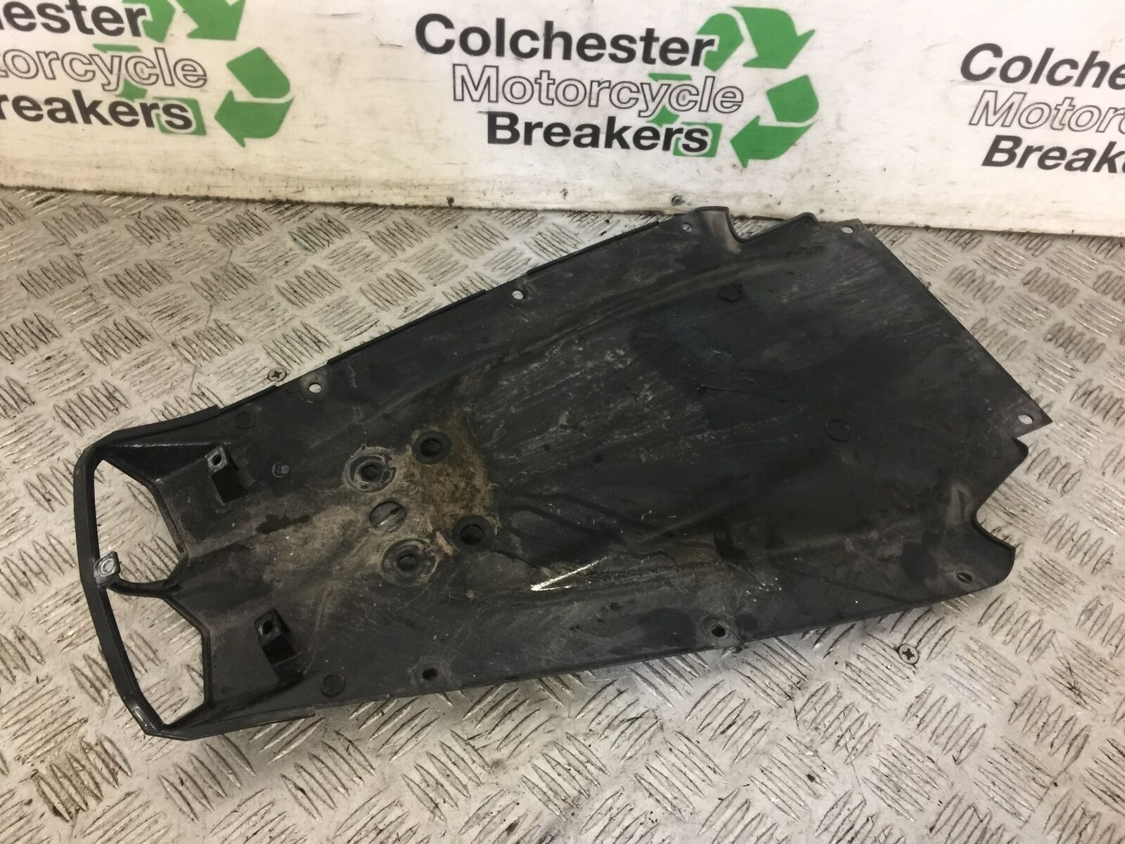 YAMAHA R6 5SL UNDERTRAY YEAR 2004 (STOCK 666)
