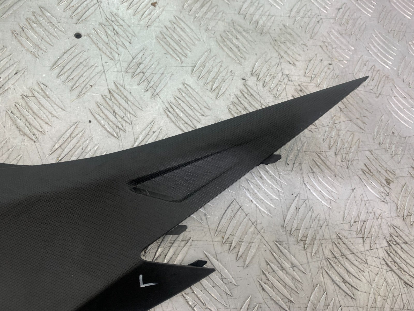 APRILIA TUONO 1000 V4R LEFT SEAT PANEL YEAR 2011-13  (CMB1331)