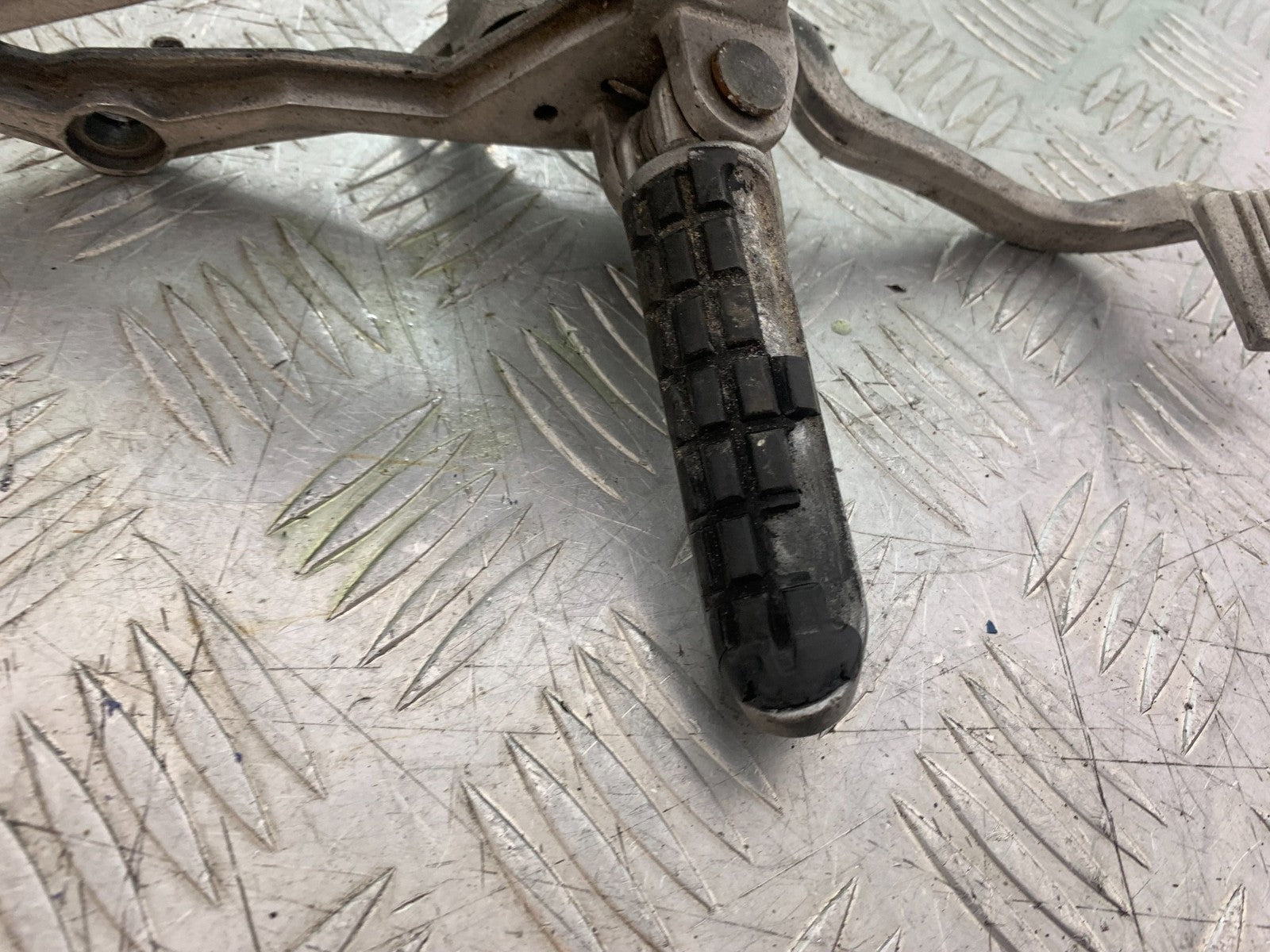 KAWASAKI GPX 750 GPX 750 FRONT RIGHT HANGER  YEAR 1990
