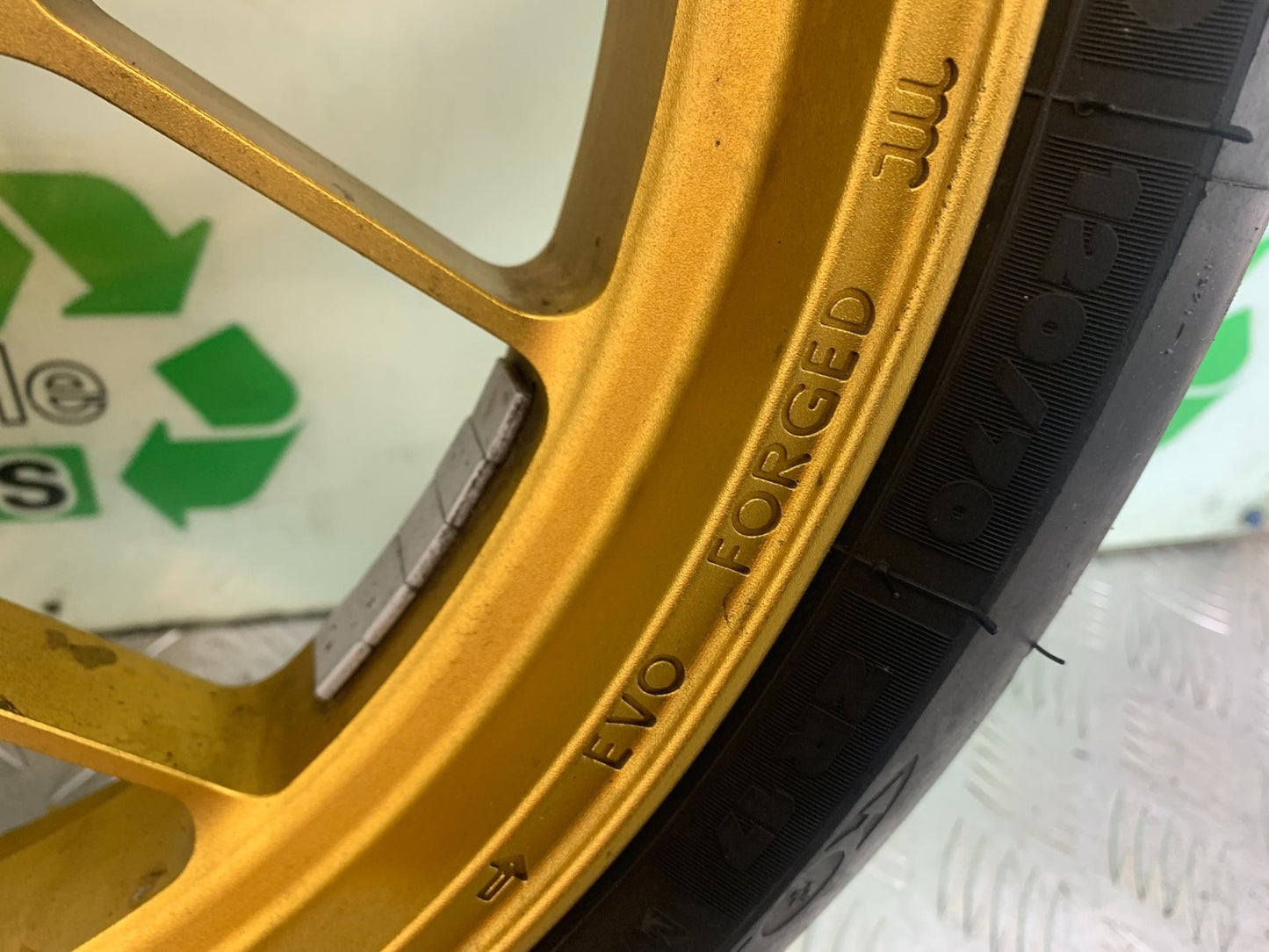 APRILIA RSV1000 R FACTORY OZ FRONT WHEEL   2004-09 (CMB1203)